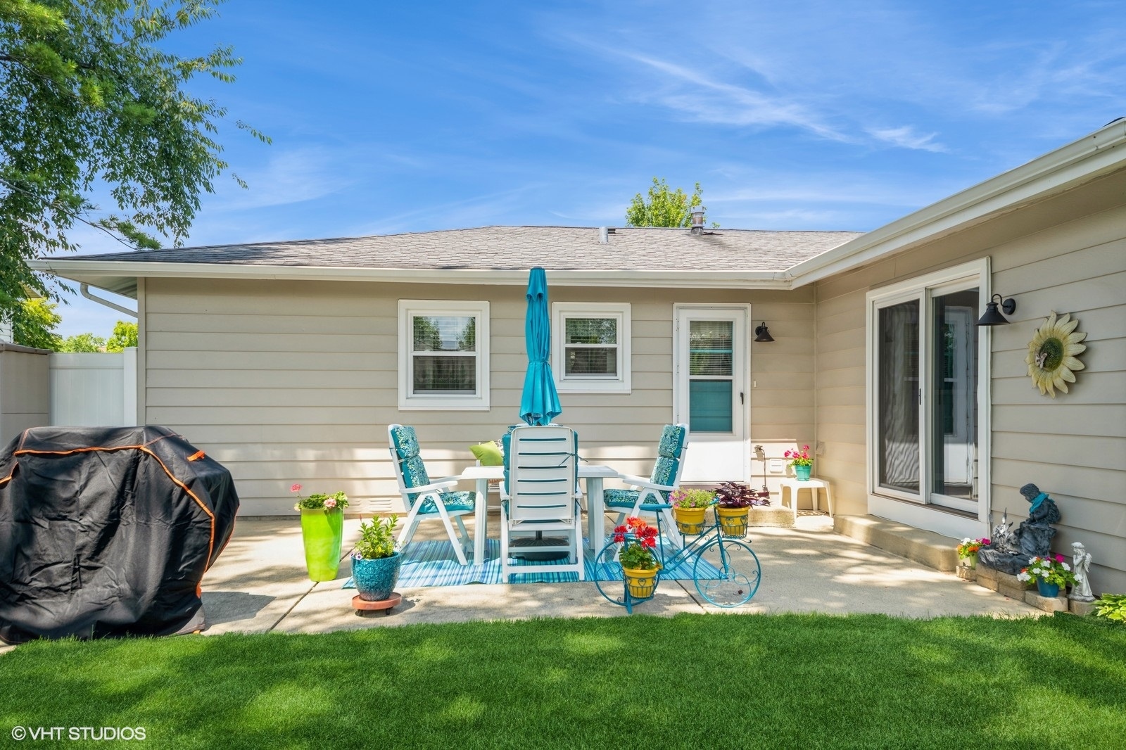 339 Yarmouth Road Elk Grove Village, IL 60007 - Photo 36 of 40 a front view of house with outdoor seating