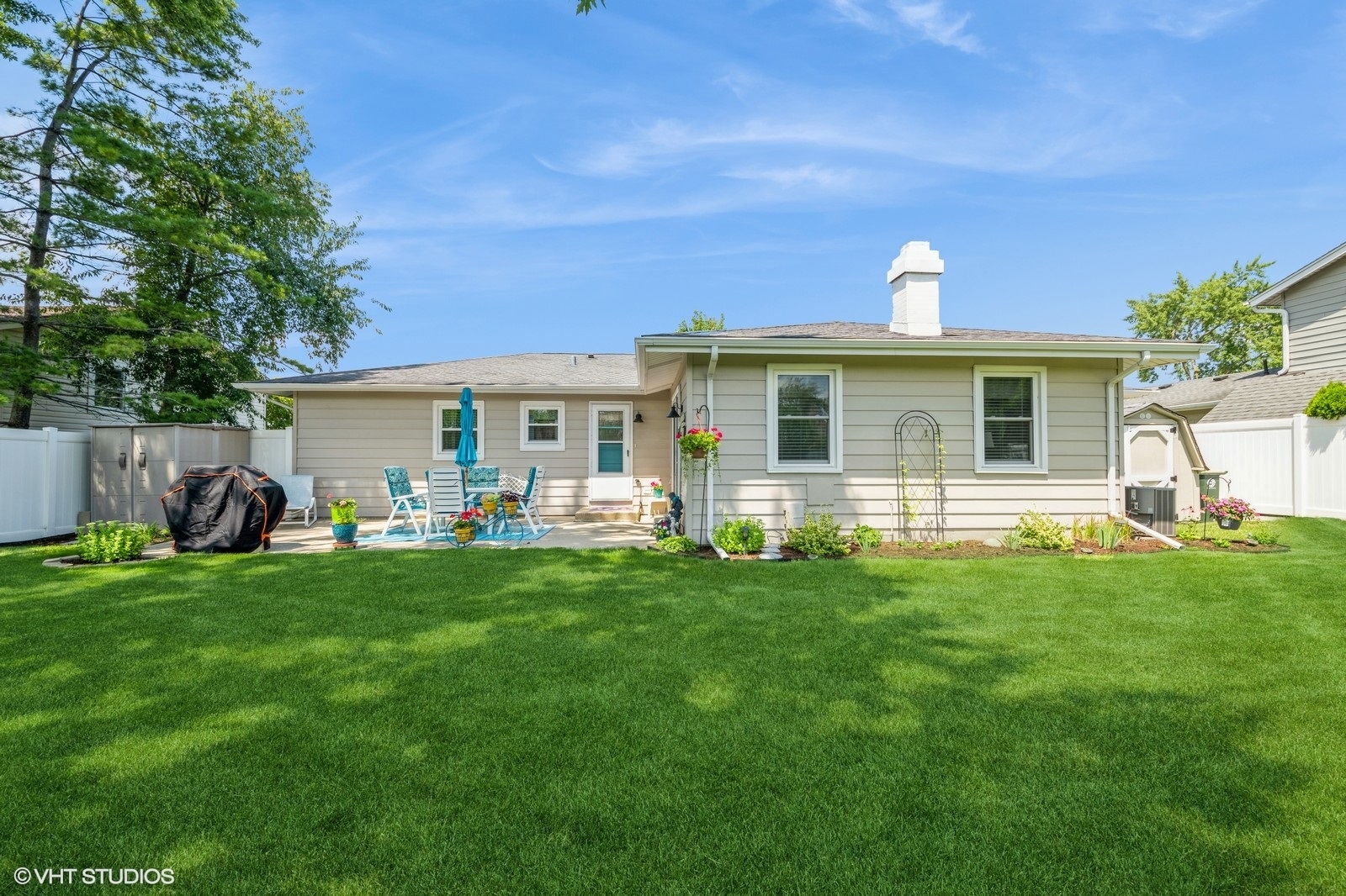 339 Yarmouth Road Elk Grove Village, IL 60007 - Photo 37 of 40 a front view of a house with a garden