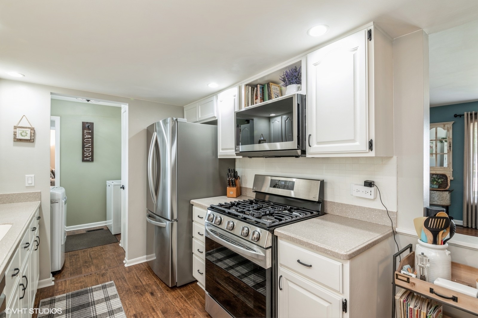 339 Yarmouth Road Elk Grove Village, IL 60007 - Photo 10 of 40 a kitchen with a stove microwave and refrigerator