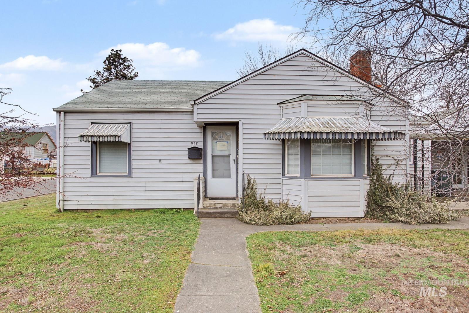 918 Elm Street Clarkston, WA 99403 - Photo 2 of 35 Bungalow-style house with roof with shingles, a front lawn, and a chimney