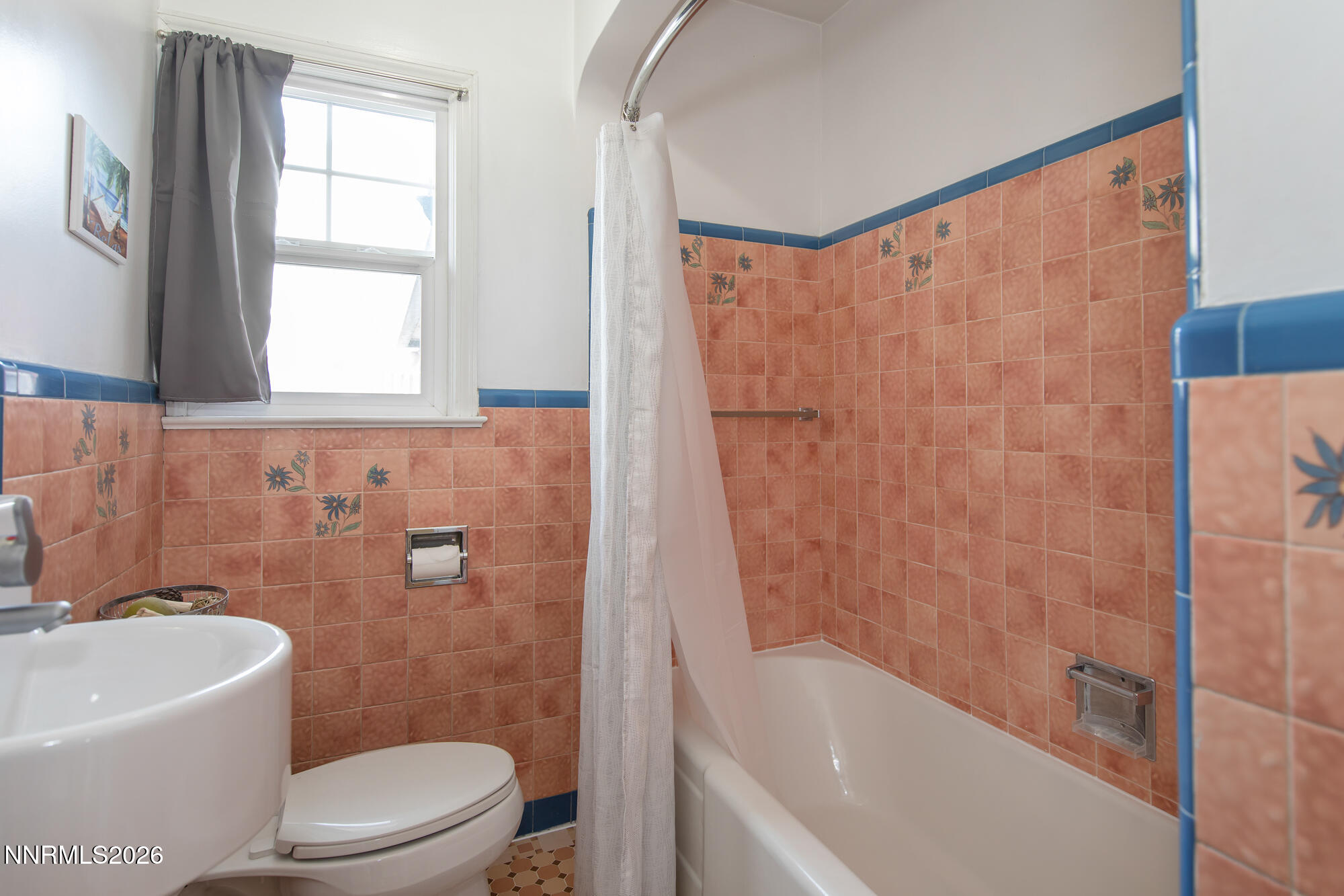 1025 Locust Street Reno, NV 89502 - Photo 9 of 28 a bathroom with a bathtub toilet and sink