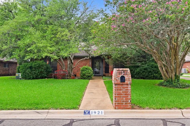 a view of a back yard