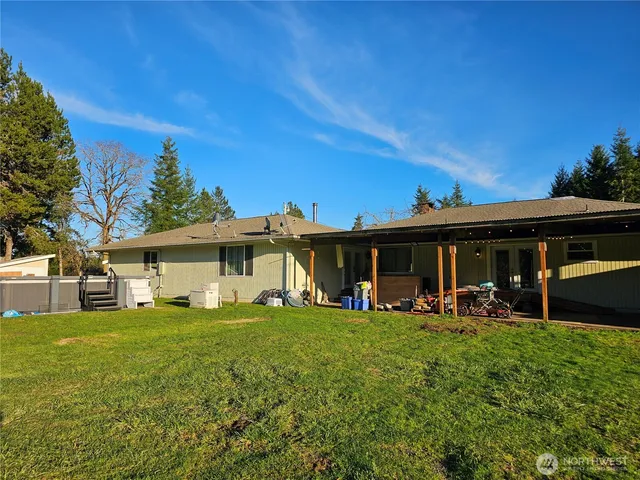 a view of a house with a yard