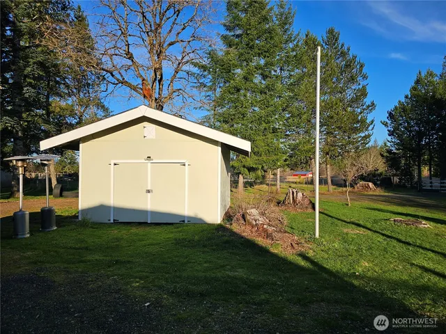 a view of a house with backyard and garden
