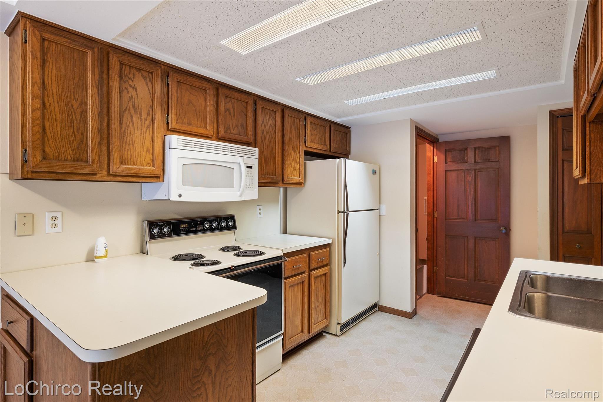 300 Meadow Bridge Drive, Unit 79 Rochester, MI 48307 - Photo 12 of 26 300 Meadow Bridge-13.jpg
