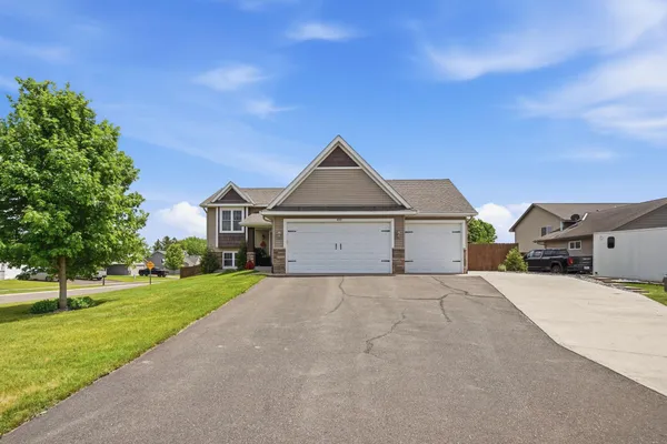 $379,900 | 1632 Jefferson Street South, Cambridge, MN 55008