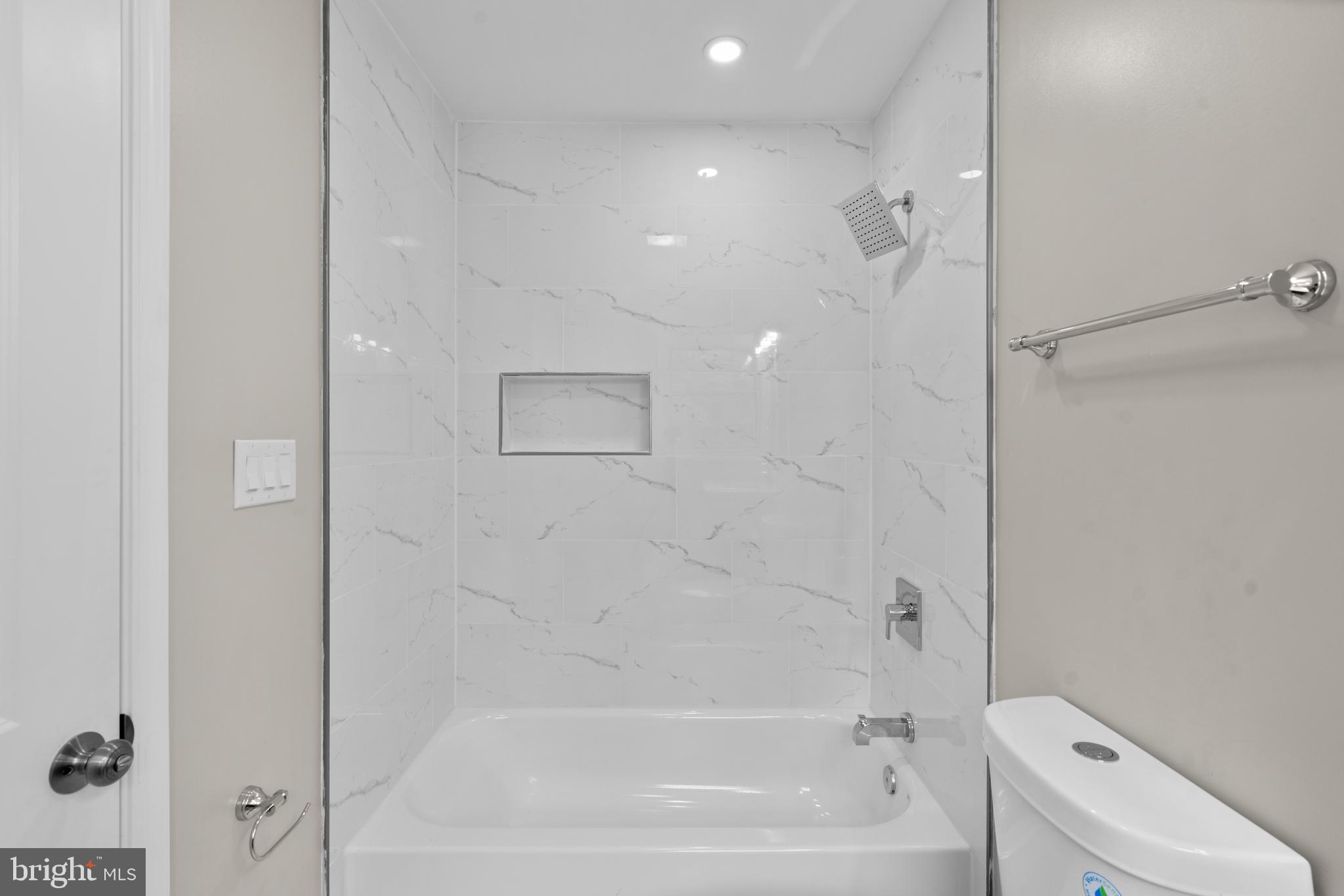 7946 Max Blobs Park Road Hanover, MD 21076 - Photo 34 of 47 2nd Level Hallway Full Bath