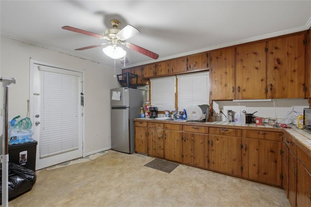 913 Old Noonday Sch House Road Marietta, GA 30066 - Photo 7 of 42 a kitchen with sink cabinets and window