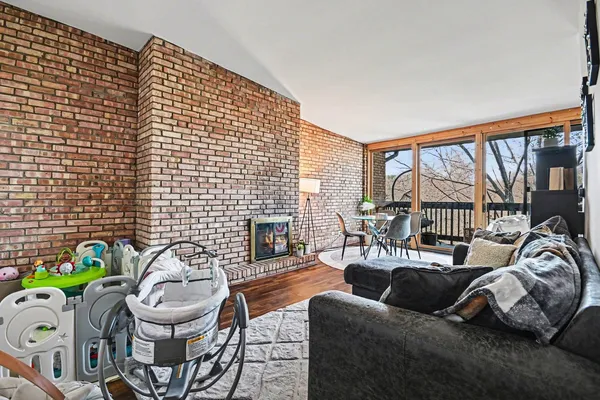 $229,900 | 5700 Hillcrest Lane, Unit 3L, Lisle, IL 60532
