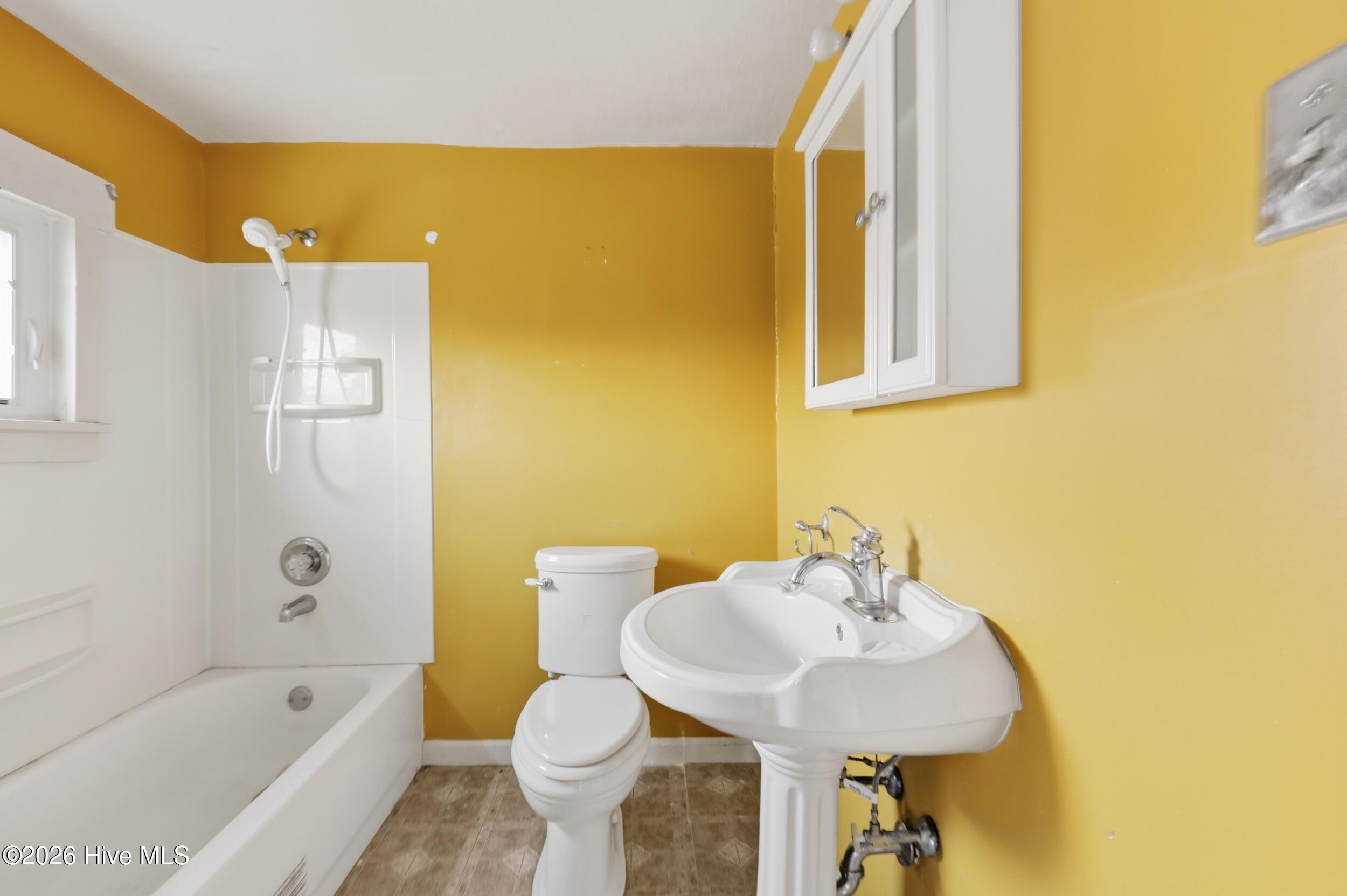 307 Dobbs Street Hertford, NC 27944 - Photo 22 of 24 Upstairs bathroom