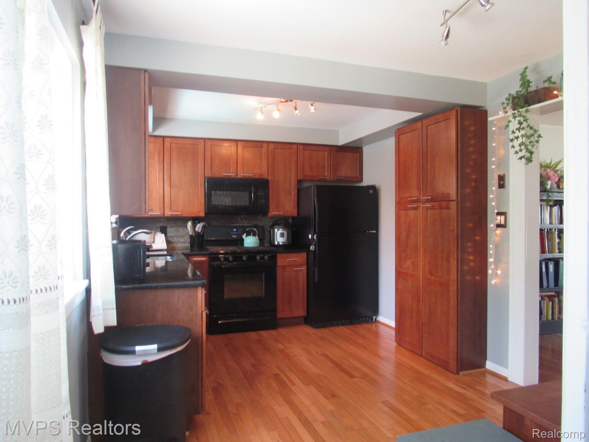 32166 Kelly Road Roseville, MI 48066 - Photo 4 of 29 Kitchen 3.JPG