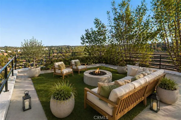 $7,950 | 5226 Medina Road, Woodland Hills, CA 91364