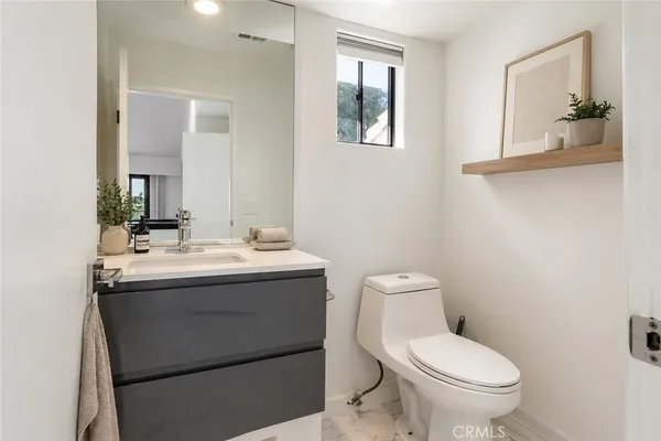 $7,950 | 5226 Medina Road, Woodland Hills, CA 91364