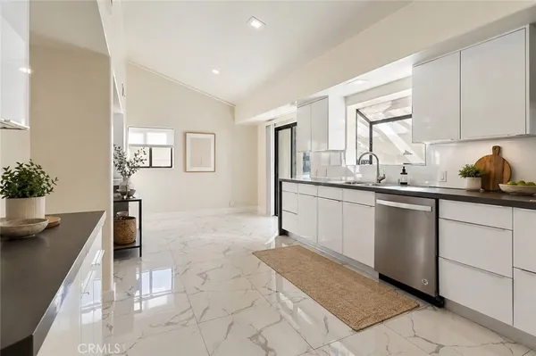 $7,950 | 5226 Medina Road, Woodland Hills, CA 91364