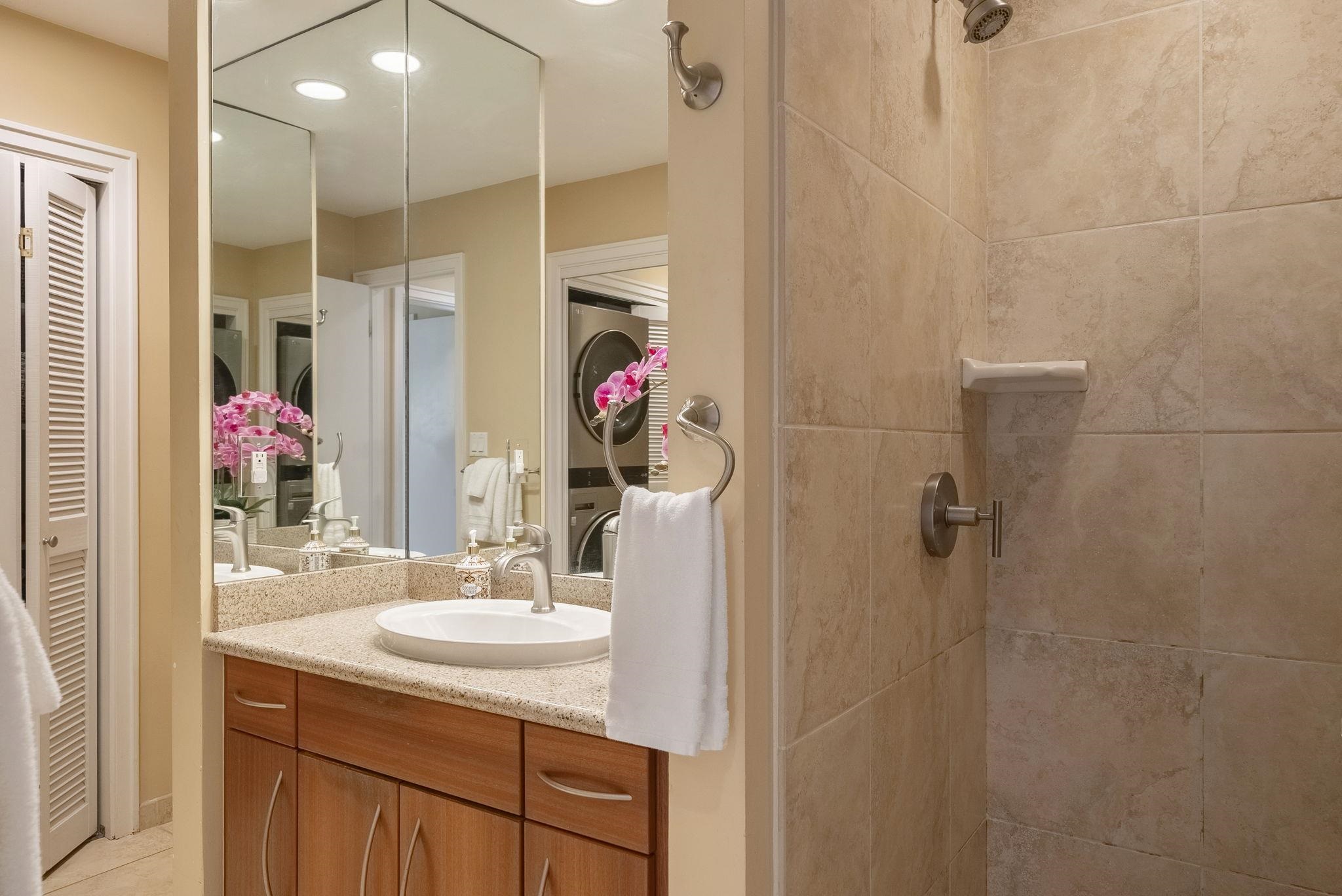 100 Ridge Road, Unit 2721 Lahaina, HI 96761 - Photo 9 of 16 a bathroom with a sink vanity and a mirror
