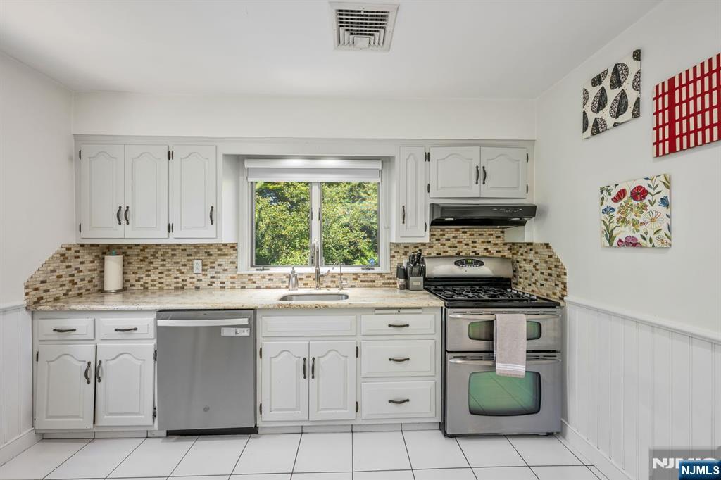 448 Fairfield Avenue Ridgewood, NJ 07450 - Photo 11 of 31