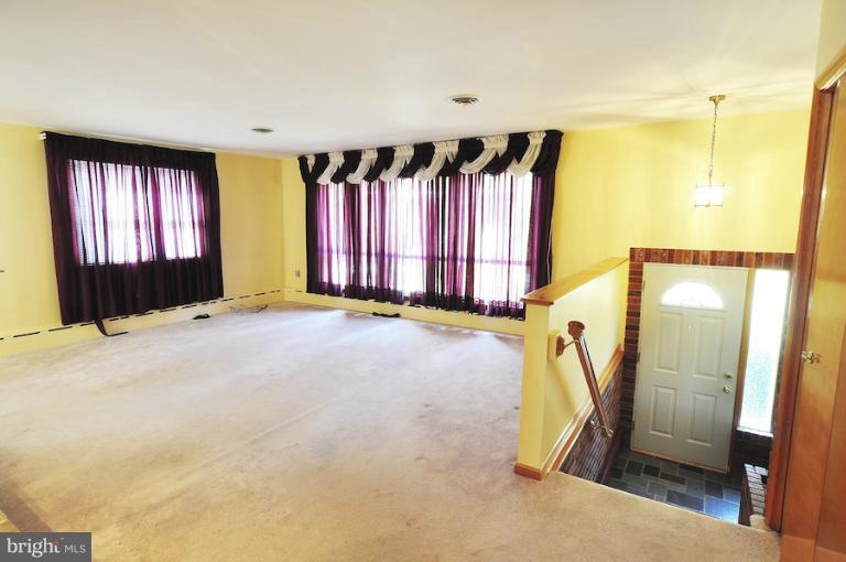 925 Maldon Road Baltimore, MD 21239 - Photo 8 of 30 Living Room