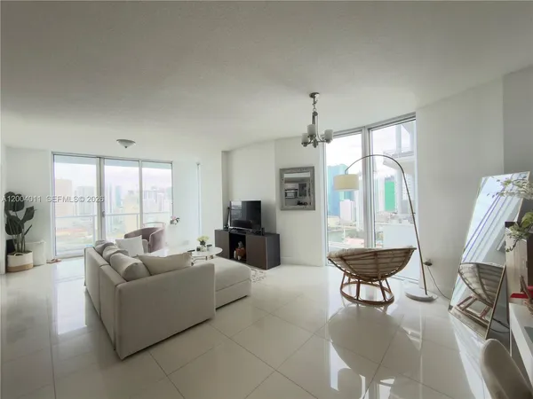 $5,200 | 185 Southwest 7th Street, Unit 2711, Miami, FL 33130