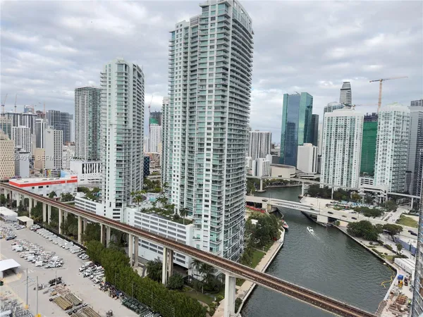 $5,200 | 185 Southwest 7th Street, Unit 2711, Miami, FL 33130