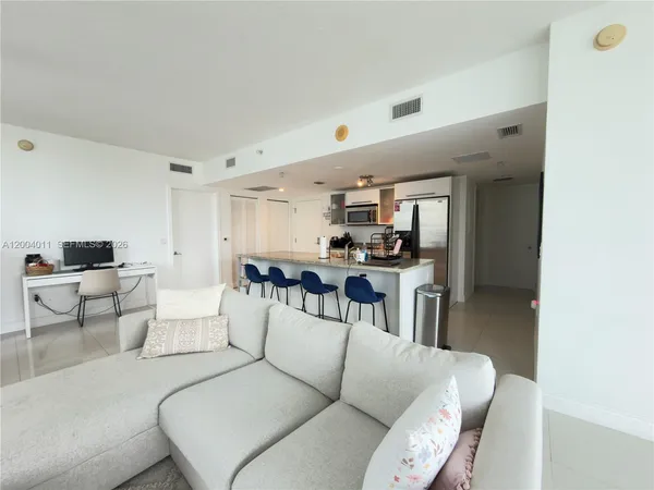 $5,200 | 185 Southwest 7th Street, Unit 2711, Miami, FL 33130