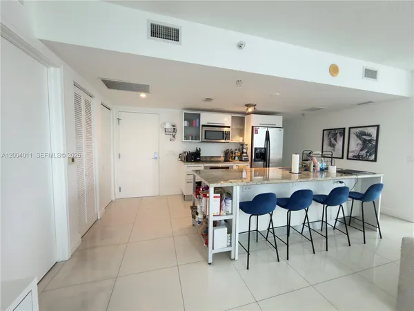 $5,200 | 185 Southwest 7th Street, Unit 2711, Miami, FL 33130