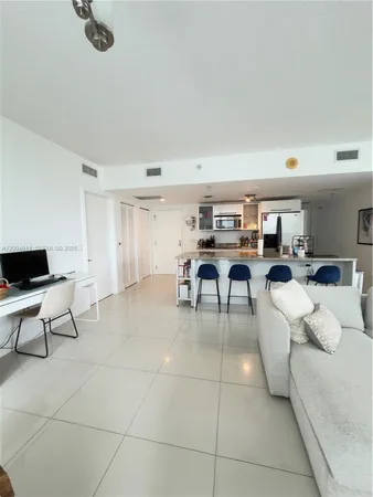 $5,200 | 185 Southwest 7th Street, Unit 2711, Miami, FL 33130