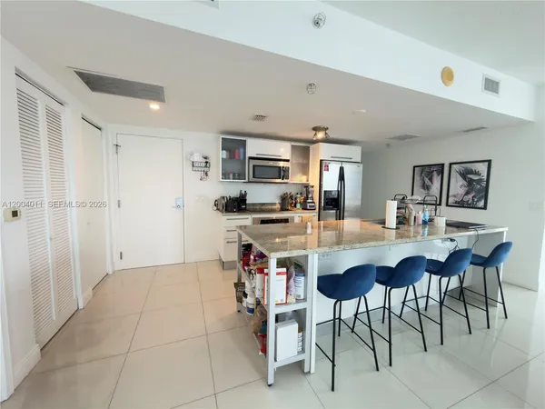 $5,200 | 185 Southwest 7th Street, Unit 2711, Miami, FL 33130