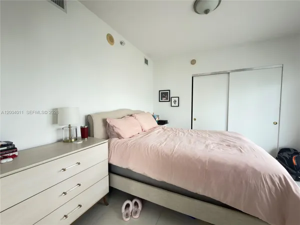 $5,200 | 185 Southwest 7th Street, Unit 2711, Miami, FL 33130