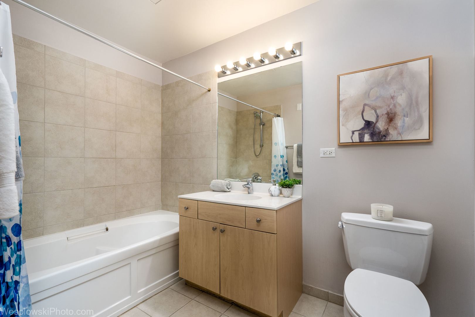 235 West Van Buren Street, Unit 2417 Chicago, IL 60607 - Photo 12 of 22 a bathroom with a toilet a sink and bathtub