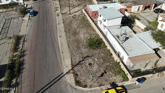 a view of a backyard with fountain