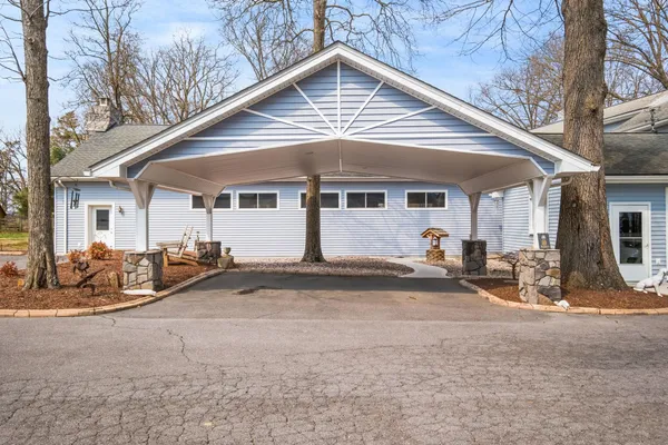 a view of a house with backyard