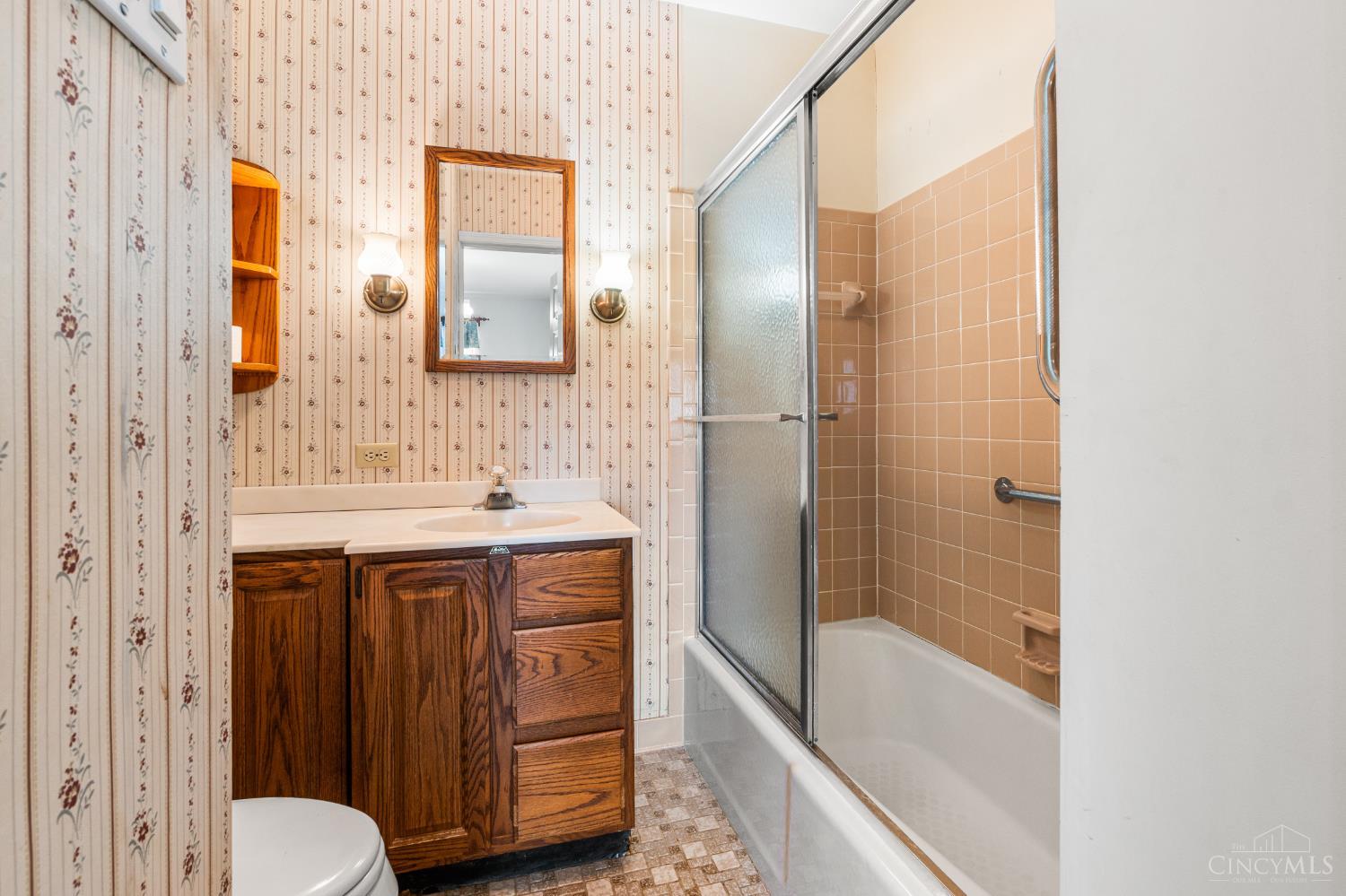 5856 Blue Rock Road Cincinnati, OH 45247 - Photo 18 of 51 Bathroom Main level