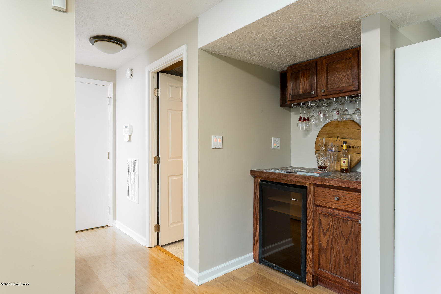 302 Hemingway Road Louisville, KY 40207 - Photo 21 of 29 Basement Wet Bar