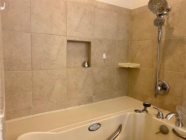 1404 Dahoo Lane Ladson, SC 29456 - Photo 21 of 43 Master W:I Tub & Shower