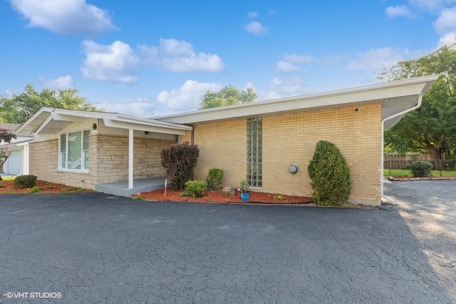 18849 Jamie Court Homewood, IL 60430 - Photo 2 of 25