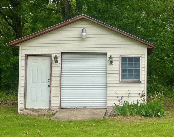 a view of a small house with backyard