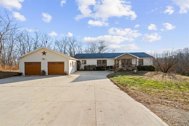 $490,000 | 17890 Coffin Road, Leavenworth, KS 66048