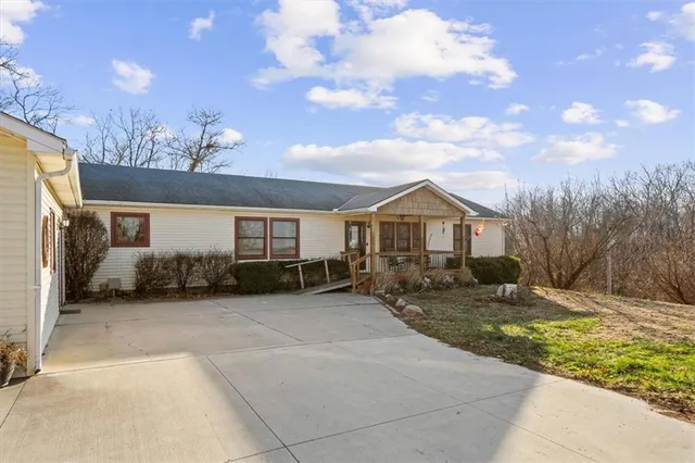 $490,000 | 17890 Coffin Road, Leavenworth, KS 66048