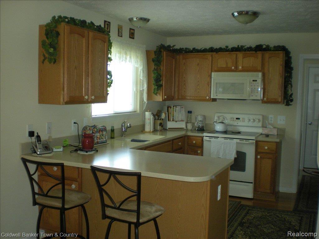 878 Spirea, Unit 112 Howell, MI 48843 - Photo 2 of 12 KITCHEN