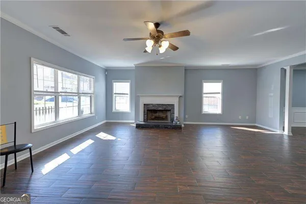 a view of livingroom with furniture
