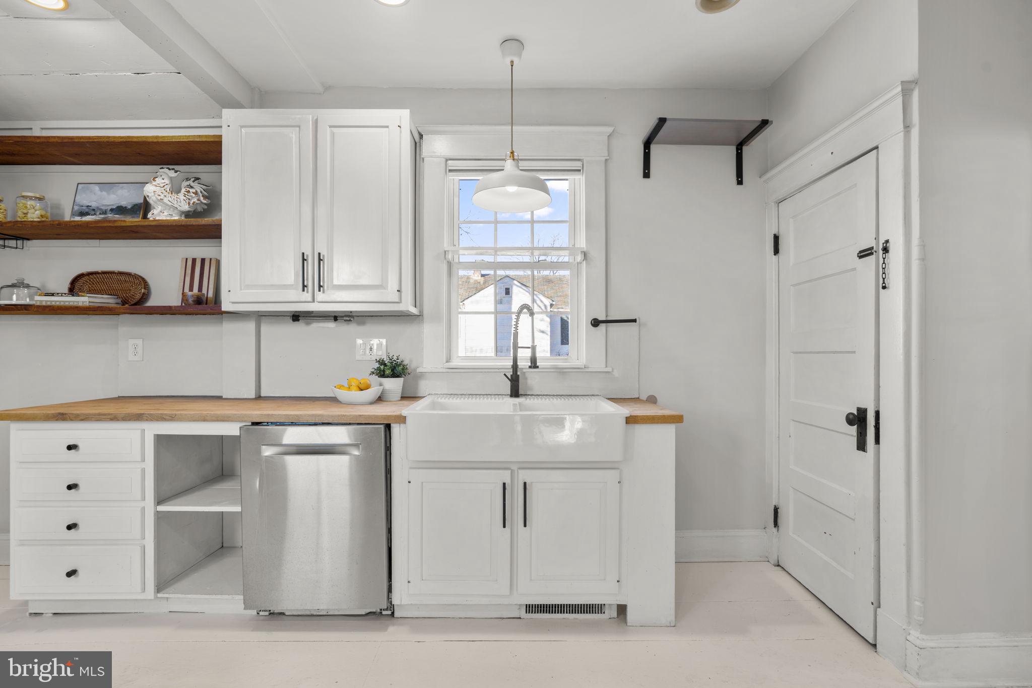 4413 Hooper Avenue Baltimore, MD 21229 - Photo 15 of 33 Double apron farmhouse sink