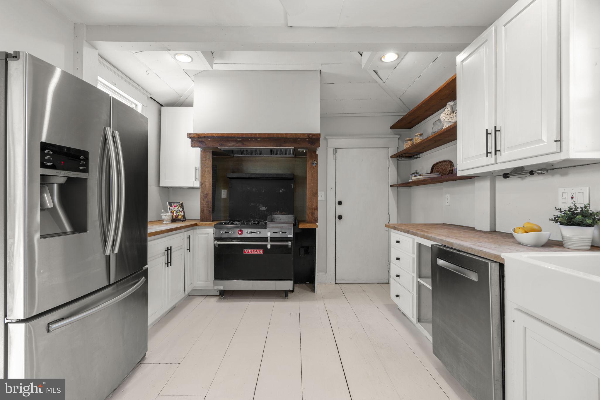 4413 Hooper Avenue Baltimore, MD 21229 - Photo 18 of 33 Access to deck and backyard