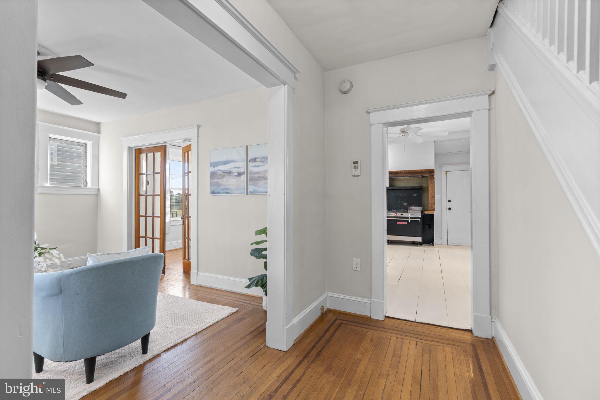 4413 Hooper Avenue Baltimore, MD 21229 - Photo 3 of 33 Inviting entryway