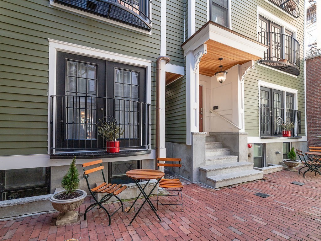17 R Clark Street, Unit 5 Boston, MA 02113 - Photo 1 of 16