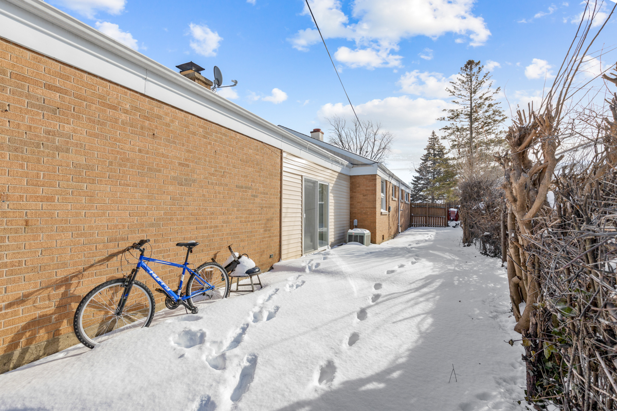9432 Sayre Avenue Morton Grove, IL 60053 - Photo 15 of 20 a view of a patio with table and chairs
