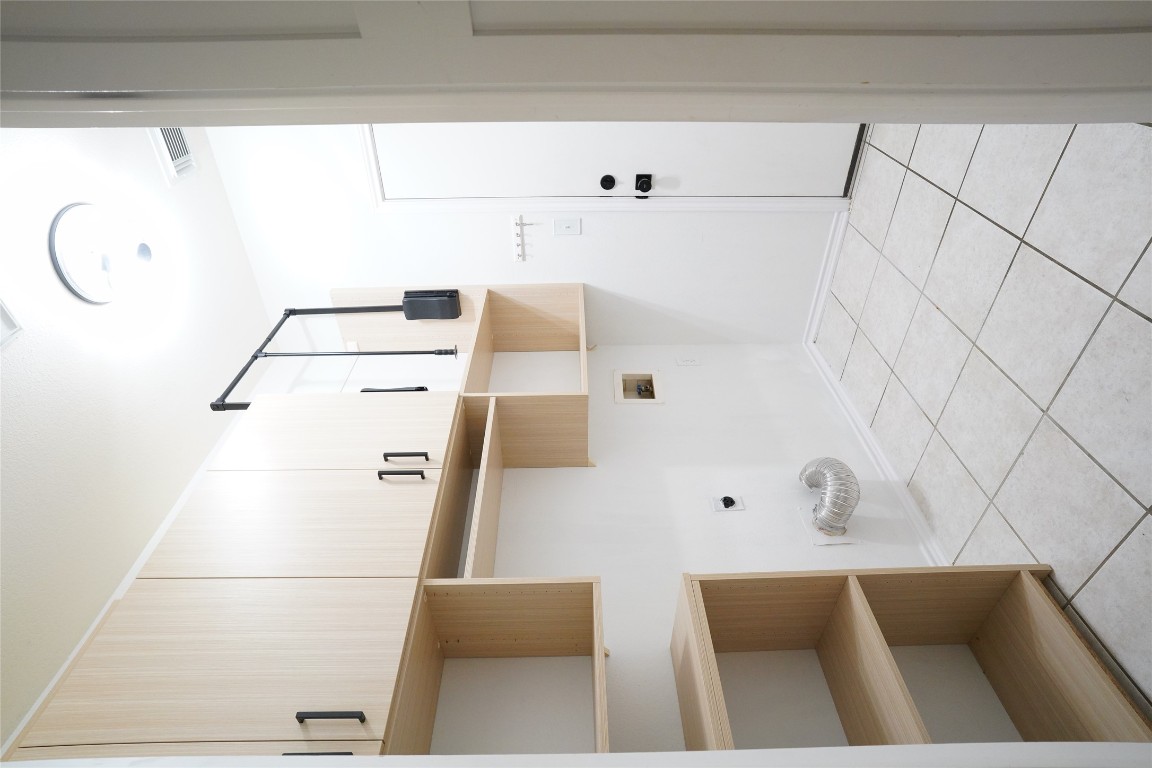 1712 Hackney Cove Austin, TX 78727 - Photo 9 of 38 a bathroom with a bathtub and a shower