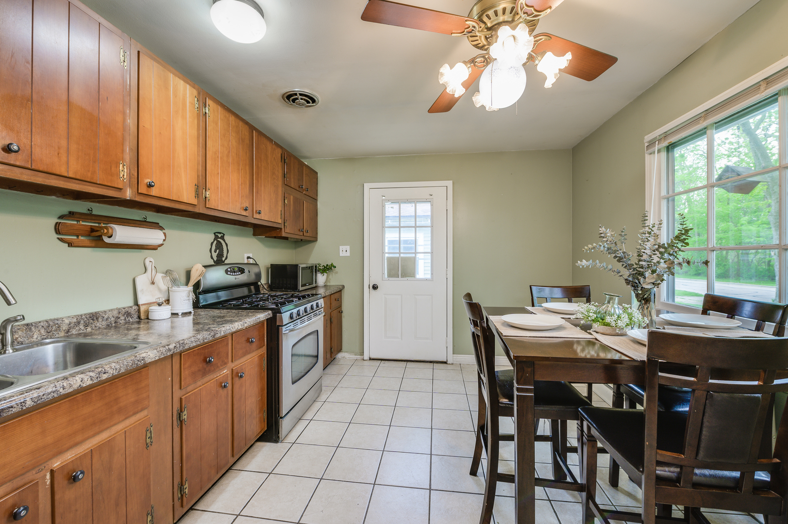 815 Town Road West Chicago, IL 60185 - Photo 8 of 18