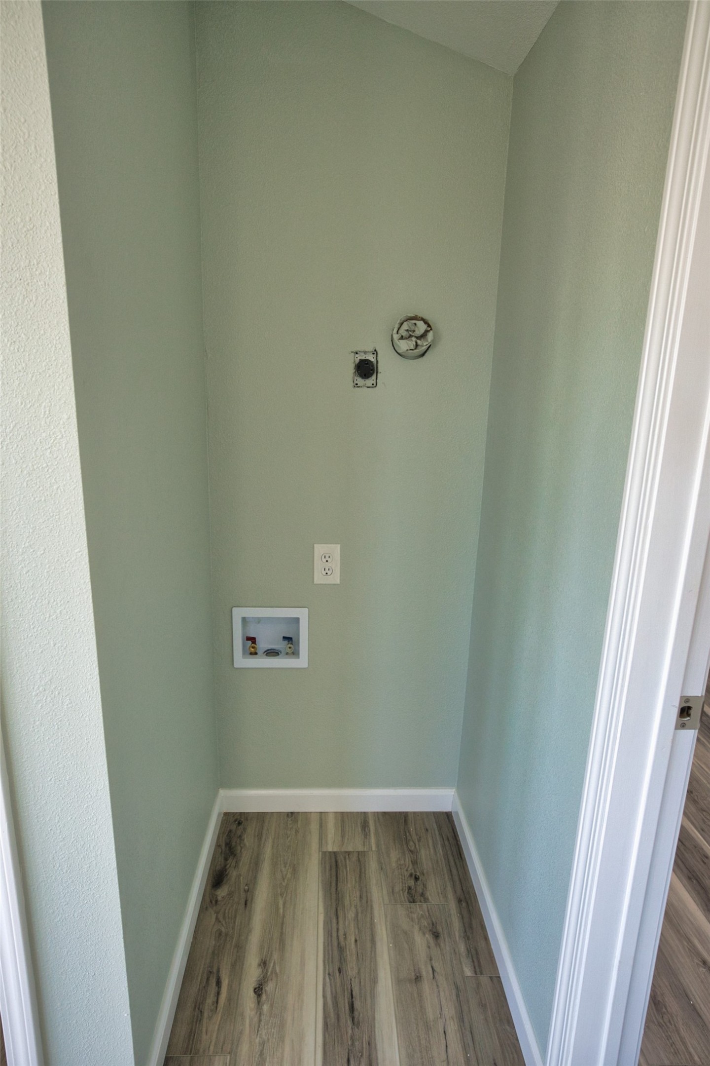 976 County Road 201 Sargent, TX 77414 - Photo 16 of 40 Laundry space