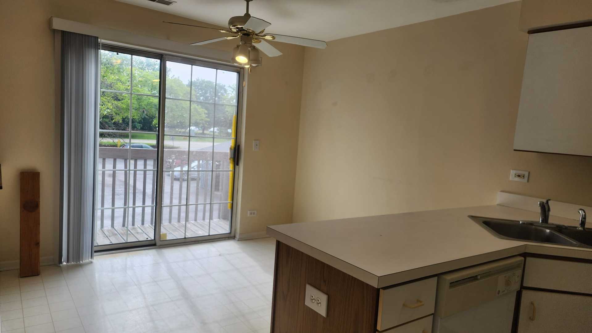 1348 South Lorraine Road, Unit E Wheaton, IL 60189 - Photo 4 of 10 a room with a desk and a workspace