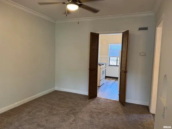 $900 | 405 West Columbia Avenue, Unit 6, Davenport, IA 52803